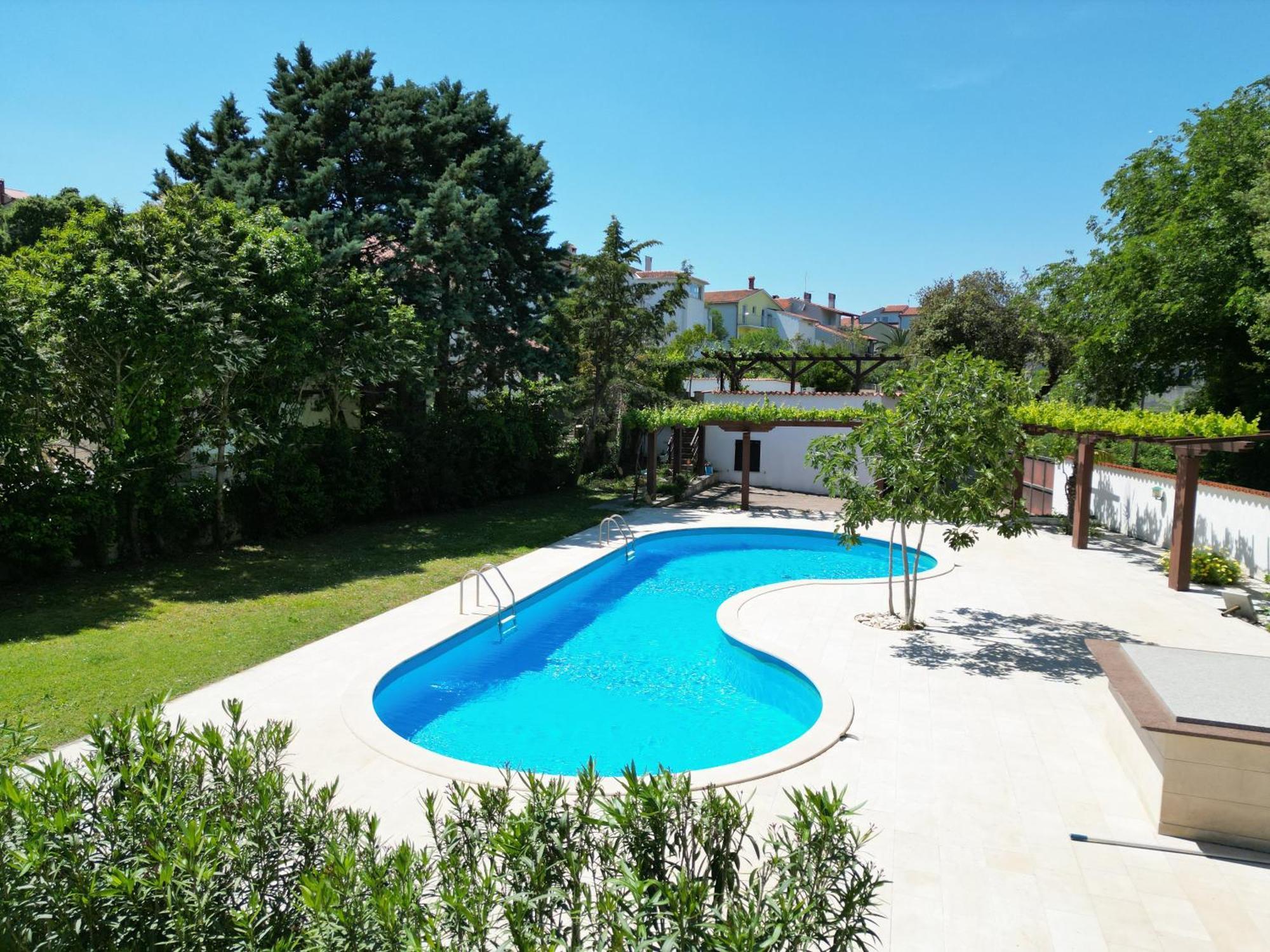 Apartament House With Pool